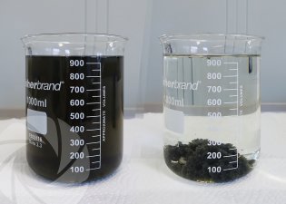 Phénomène de coagulation à partir d'un échantillon d'eau résultant d'un process de broyage et de lavage de matières plastiques