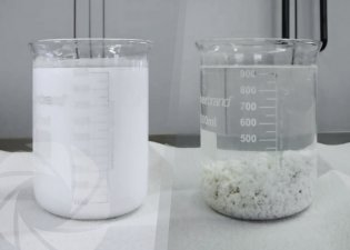 Réaction chimique à la suite de l'application d'une formulation de coagulant-floculant spécifique à des eaux de lavage et de rinçage de cuves de production de peintures